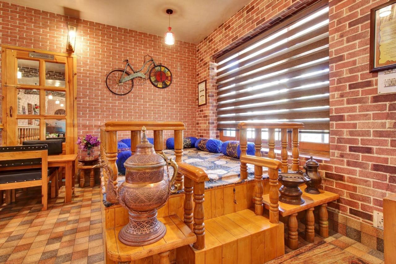 Super Oyo Capital O 91600 The Village Classic Hotel And Restaurant Сринагар Экстерьер фото